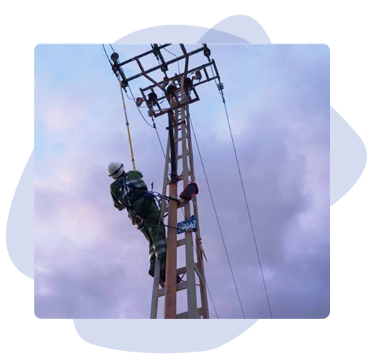 Persona haciendo el mantenimiento en un poste eléctrico - EC